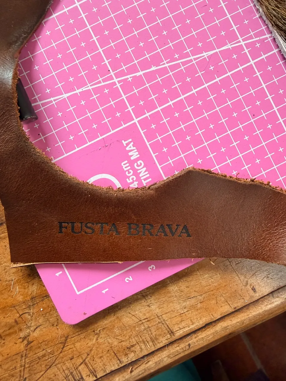 Sello FUSTA BRAVA marcado a fuego sobre cuero
